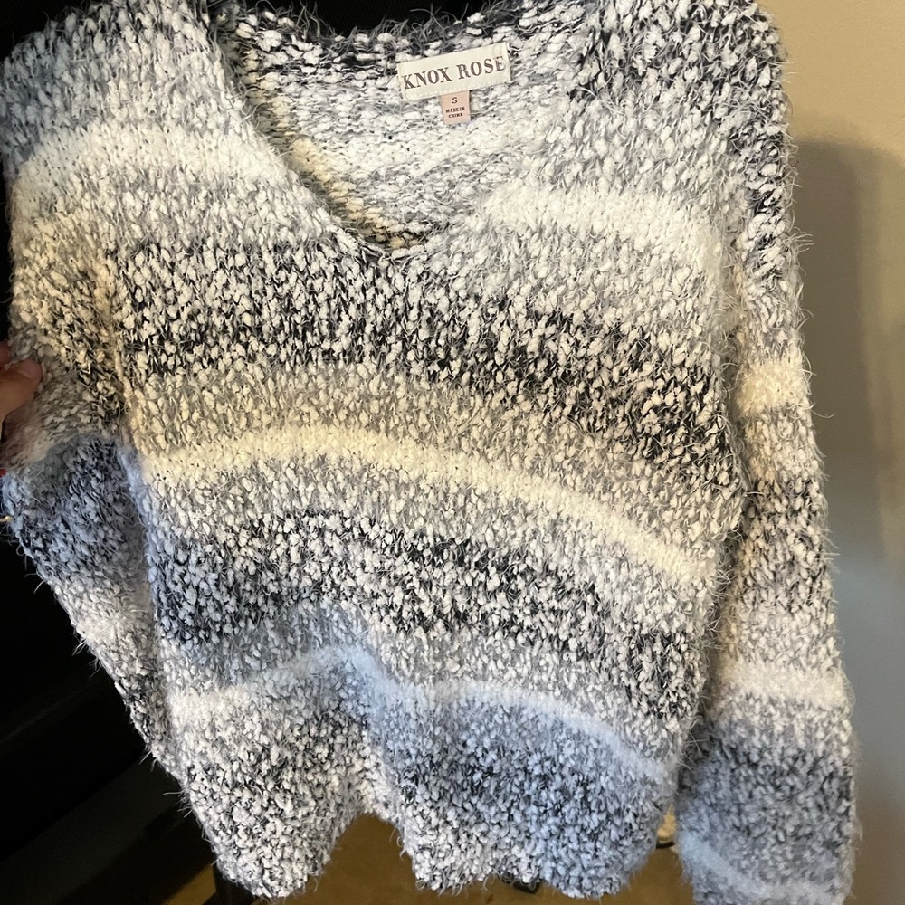 Knox Rose Women's V-Neck Sweater in Black and White